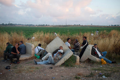 פועלים פלסטינים ליד מחסום אייל