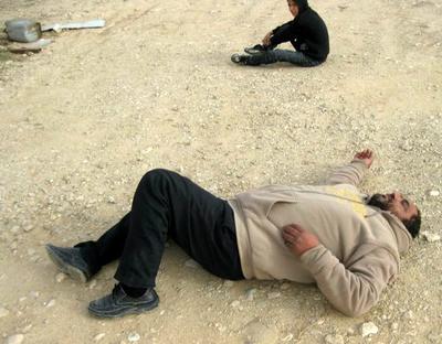 Salim AbuMadigm, blessé, couche sur le sol.